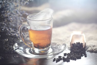 Bira ile servis masasında demlenmiş çay