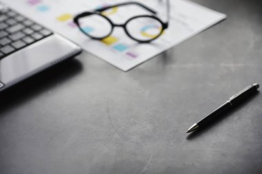 Çalışma zamanı masaüstünü sembolize eder. Sigorta müdürü ve bankacıdan evraklarla dolu bir ofis masası. Masadaki ofis çalışanı. Zaman eksikliği kavramı.