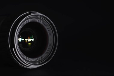 Operatör masasındaki kameraya görüntü. Fotoğraf merceğinin camında bir işaret fişeği. Siyah arkaplan ve fotoğrafçı tekniği..   