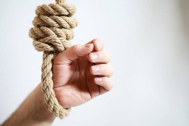 Skeine bağlanmış kalın bir ip. Dekorasyon ve tasarım için kenevir ipi. Balıkçılık ipinin arka planı.