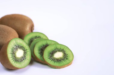 Bir kivi meyve silik bir backgroun üzerinde parçalara ayrılır