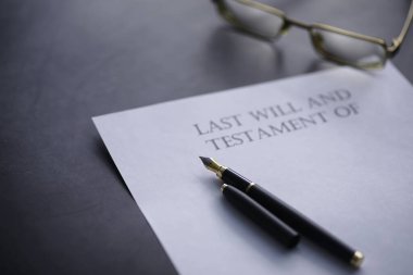 Yasal konsept. Son vasiyeti yazma prosedürü. Vasiyetnameli kağıtlar masada. Son arzunun ve vasiyetinin kaydı..