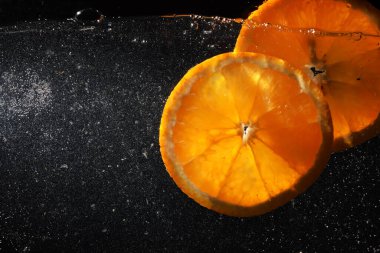 Olgun tatlı portakala su damlaları. Metnin için kopyalama alanı olan yeni Mandarin arkaplanı. Vejetaryen ve vejetaryen kavramı.