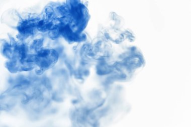 Suyun içinde bir tutam boya. Sudaki boyanın çözülmesi. Su kirliliği. Sanat yaratıcılığı kavramı.