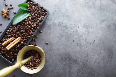 Bir poşet kahve. Kahve çekirdekleri masada kavrulmuş. Pişirmek için yapraklı kahve çekirdekleri.