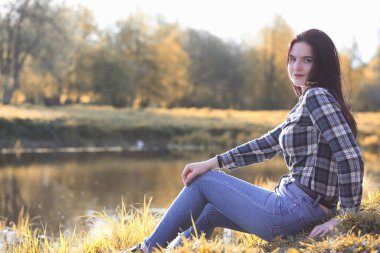 Genç bir kız şehirde otostop yaparak seyahat ediyor. Güzel genç bir kız tatile gitti. Kovboy şapkalı bir kız öğrenci yolda.