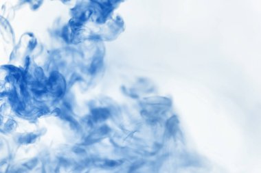 Suyun içinde bir tutam boya. Sudaki boyanın çözülmesi. Su kirliliği. Sanat yaratıcılığı kavramı.