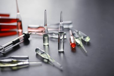 Kurbanları test etmek ve enfekte olanları tedavi etmek için ilaç ve test tüpleri. İlaçlı ampuller. İlaçlı test tüpleri..