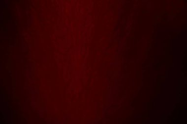 Su damlacıklarıyla bir çiçek yaprağının makro görüntüsü. Bulanık lekelerin arkaplanındaki yaprak ve yaprak dokusu.