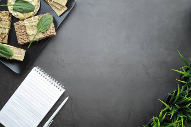 Düzgün beslenme. Sağlıklı bir yaşam tarzı. Diyet için kuru ekmek ruloları. Kilo verme ve sağlıklı bir yaşam tarzı. Masada sebzeli ve otlu ekmek ruloları..