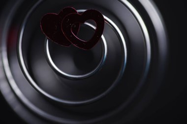 Metal spiral. Sonsuz dönüşler konsepti. Altın oran. Anılar ve yaşam yolu kavramı.