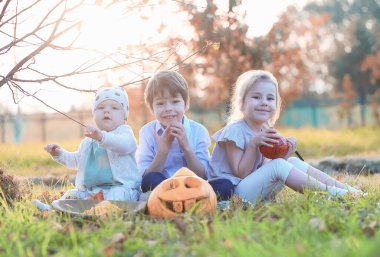 Sonbahar gelenekleri ve Cadılar Bayramı hazırlıkları. Doğada bir ev, masada balkabağından yapılmış bir lamba kesilir..