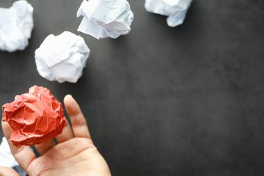 Renkli kağıt parçaları. Yaratıcılık kavramı ve fikirlerin oluşumu. Yaratıcı düşünce. Uçan kağıt.