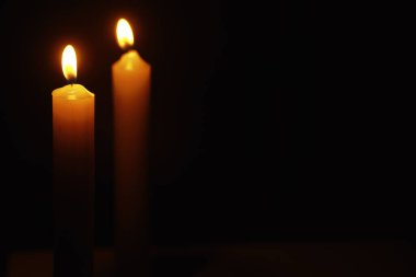 Alevler içindeki bir mumdan yanan mum Wick. Üzüntü ve yalnızlığın sembolü. Başınız sağ olsun. Yanan mum. Din.