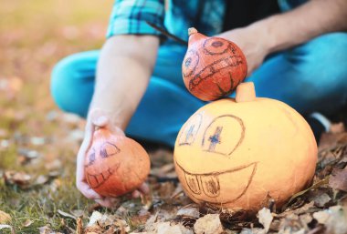 Sonbahar gelenekleri ve Cadılar Bayramı hazırlıkları. Doğada bir ev, masada balkabağından yapılmış bir lamba kesilir..