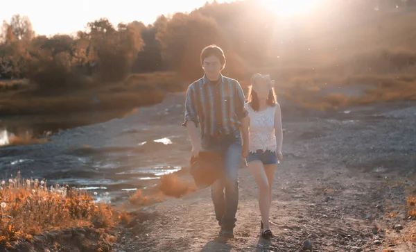 Couple Jeune Homme Une Fille Marchent Dans Prairie Automne — Photo