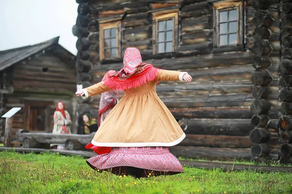 전통적 슬라브식 의례가 러시아식으로 여름에 야외에서 슬라브 농민들 — 스톡 사진
