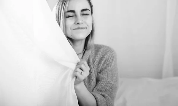 Chica Con Pelo Rubio Suéter Gris Pose —  Fotos de Stock