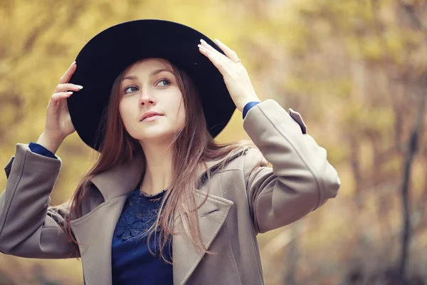 Junges Mädchen Mantelwaling Herbstpark — Stockfoto