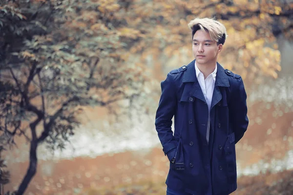 Parc Automne Par Temps Pluvieux Jeune Homme Avec Parapluie — Photo