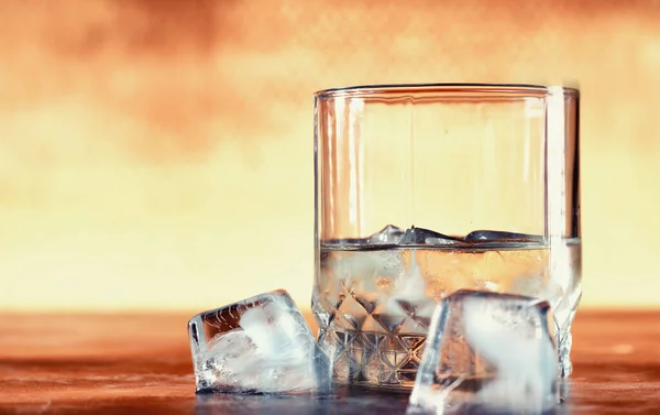 Copo Álcool Duro Com Gelo Num Balcão Bar Uísque Com — Fotografia de Stock