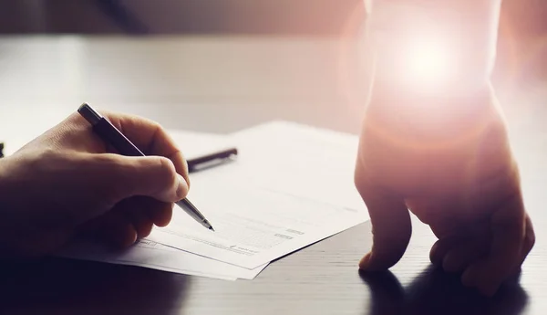 Spotkanie Biznesowe Mężczyzna Podpisuje Kontrakt Mężczyzna Ręka Długopis Robi Notatki — Zdjęcie stockowe