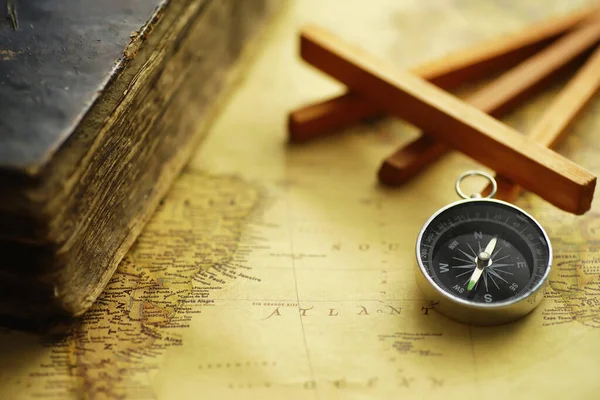 旅行和探险搜索的概念 古旧的旧地图和破旧的书籍和指南针 桌上的书和指南针破了 — 图库照片