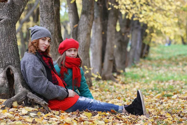 Jovem Mãe Bonita Com Sua Filha Natureza Uma Rapariga Chapéu — Fotografia de Stock