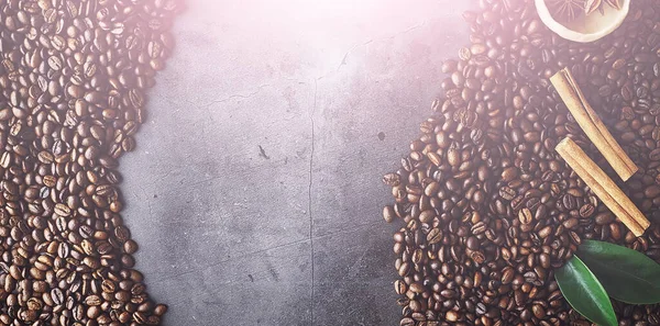Beutel Kaffee Kaffeebohnen Auf Dem Tisch Geröstet Kaffeebohnen Mit Blättern — Stockfoto