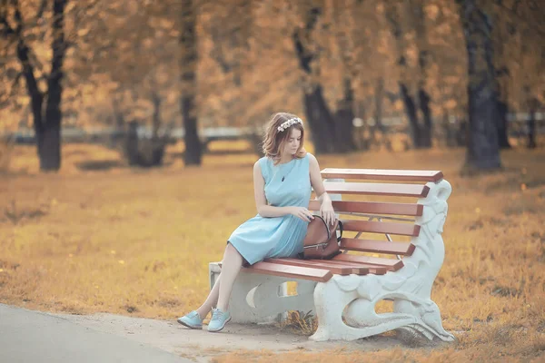 Giovane Ragazza Passeggiata Nel Parco Autunnale — Foto Stock