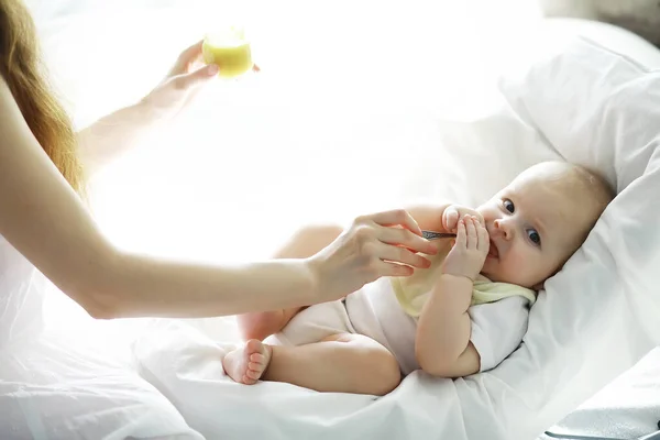 Concept Maternité Une Jeune Mère Nourrit Son Petit Bébé Premier — Photo