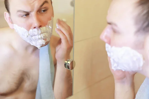 Homem Faz Barba Banheiro Pela Manhã Antes Trabalho — Fotografia de Stock