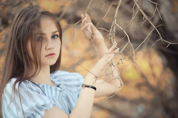 Jeune Fille Promenade Dans Parc Automne — Photo