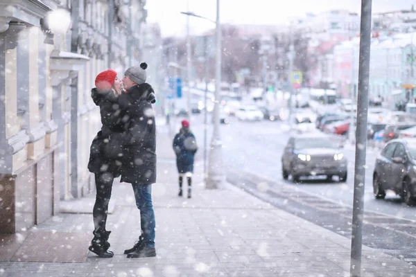 Молодая Пара Гуляющая Зимнему Городу — стоковое фото