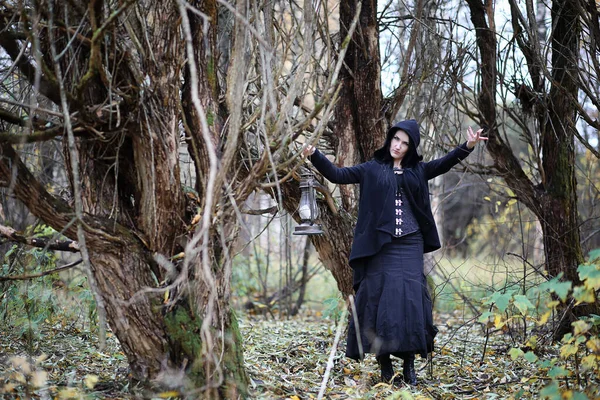 Una Mujer Traje Bruja Bosque Denso Ritual — Foto de Stock