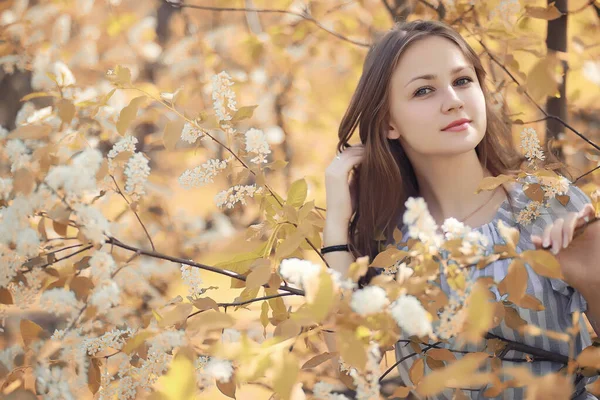 Jeune Fille Promenade Dans Parc Automne — Photo