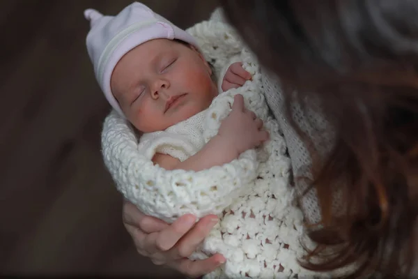 Copilul Nou Născut Doarme Înfășurat Într Pătură Caldă — Fotografie, imagine de stoc