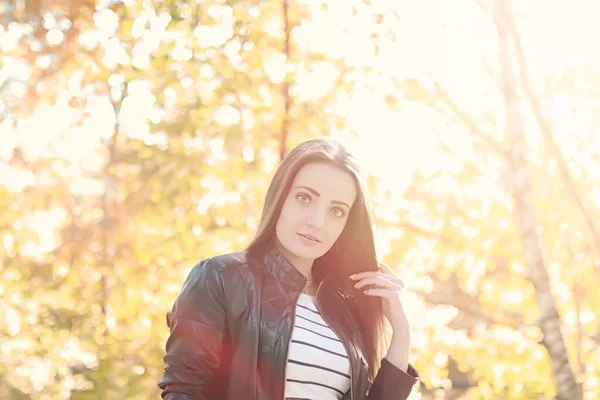 Junges Mädchen Auf Einem Spaziergang Mädchen Lederjacke Auf Der Straße — Stockfoto