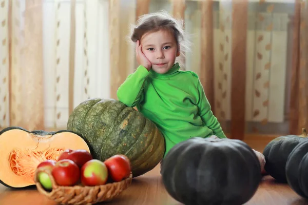 Klein Kind Kiest Een Pompoen Herfst Een Kind Een Gigantische — Stockfoto