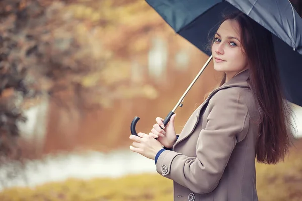 Young Girl Coat Waling Autumn Park — Stock Photo, Image