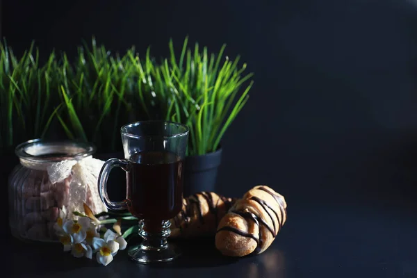 テーブルの上でフランスの朝食 チョコレートとコーヒークロワッサンとクリームとデカンター 焼きたてのペストリーとカフェイン入りのコーヒー — ストック写真