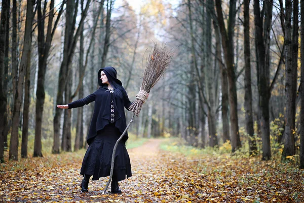 Une Femme Costume Sorcière Dans Une Forêt Dense Selon Rituel — Photo