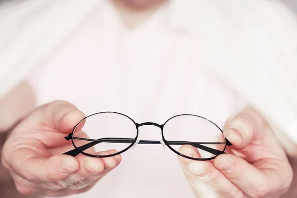Rossz Látás Fogalma Tartsa Kontaktlencsét Szemüveget Kezében Plakát Reklámszemüveghez Lencséhez — Stock Fotó