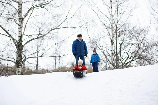 Niños Parque Invierno Los Niños Juegan Con Nieve Patio Esculpen — Foto de Stock