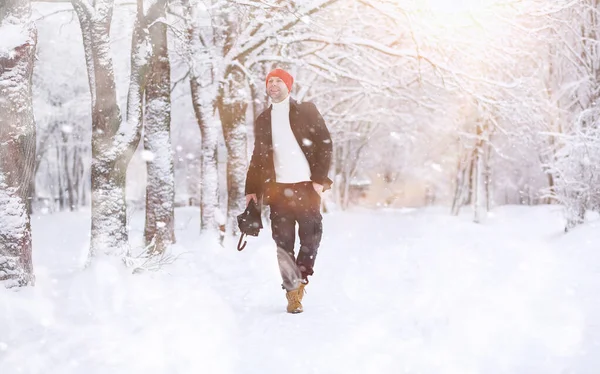 一个人在公园里散步 在冬雪下拿着雨伞的年轻人 — 图库照片