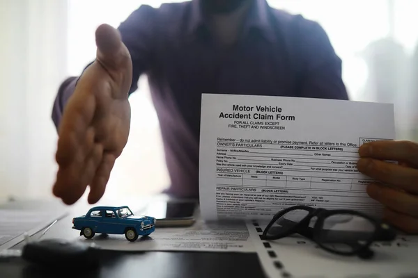 Försäkringsagenten Undertecknar Ett Dokument Bilförsäkring Bilförsäkringar Formerna För Registrering Avtalet — Stockfoto