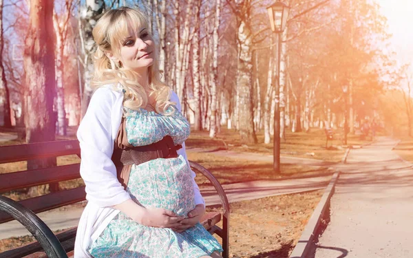 Gravid Flicka Promenad Parken Flicka Med Mage Stadsparken Framtida Mamma — Stockfoto