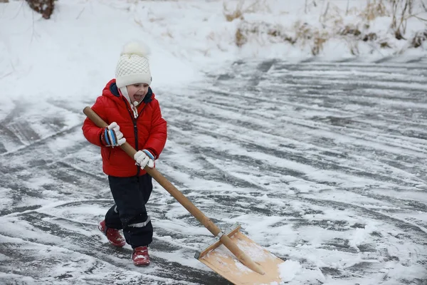 Crianças Brincam Fora Inverno Jogos Neve Rua — Fotografia de Stock