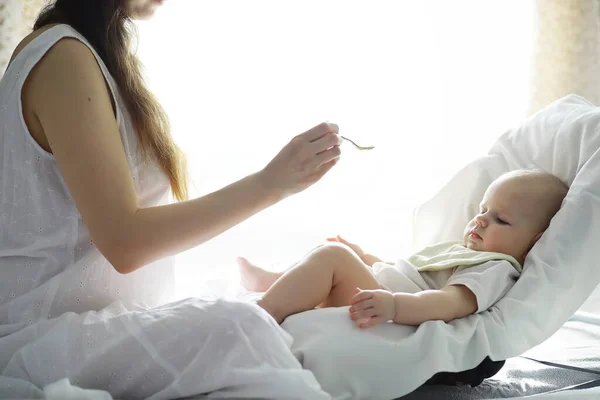 Annelik Konsepti Genç Bir Anne Küçük Bebeğini Besler Yem Emzirme — Stok fotoğraf