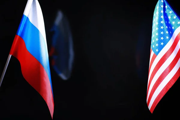 관계의 개념입니다 미국의 국기와 러시아 연방의 정치에서의 규율의 — 스톡 사진